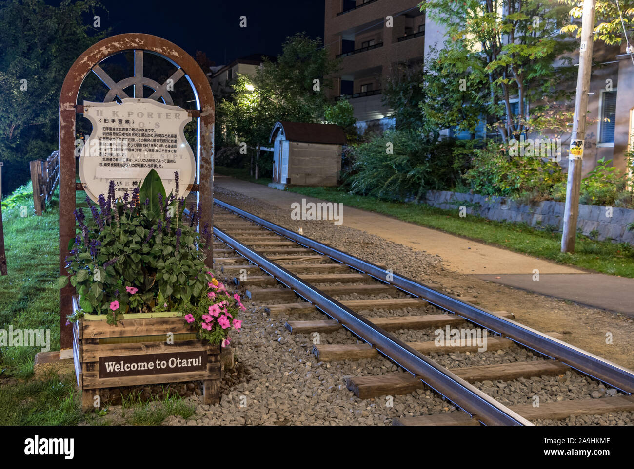 Apanese Otaru panneau de bienvenue à un chemin de fer dans la nuit à Hokkaido, au Japon. Banque D'Images