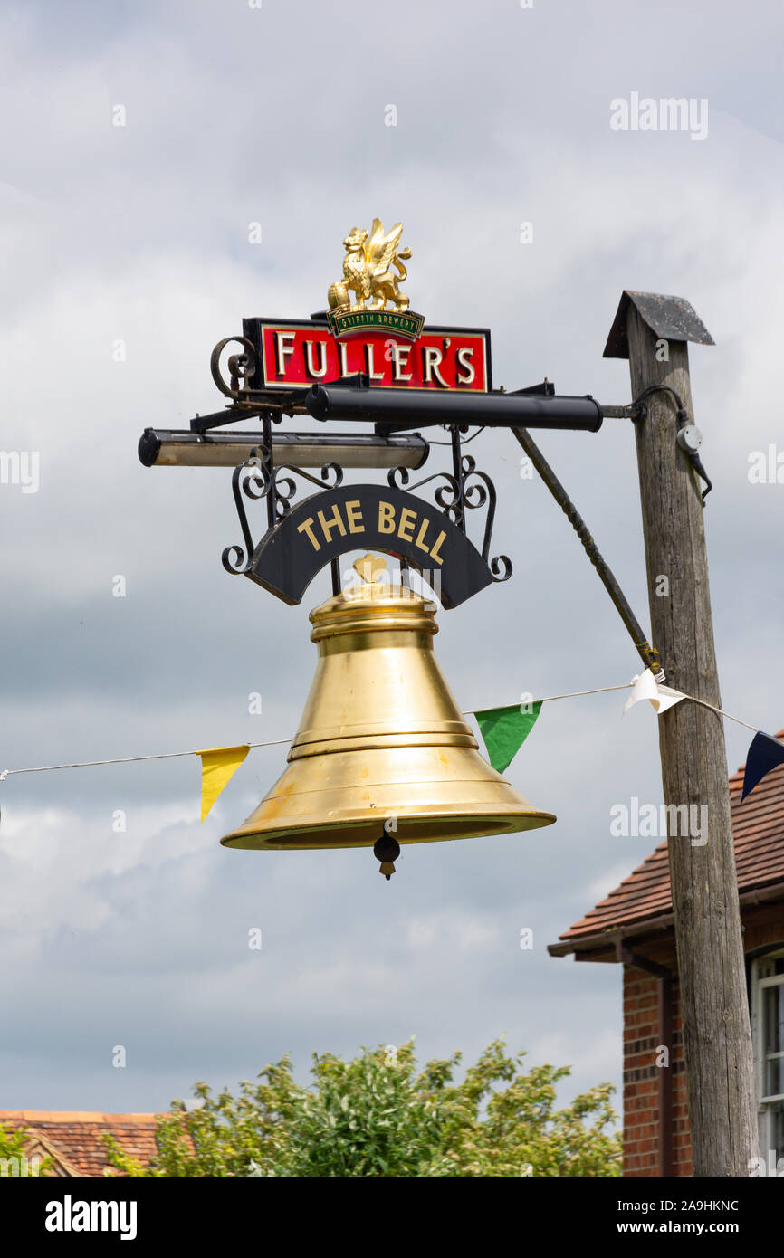 16ème siècle "la chaume Bell' enseigne de pub, Le Livre vert, Dorton, Buckinghamshire, Angleterre, Royaume-Uni Banque D'Images