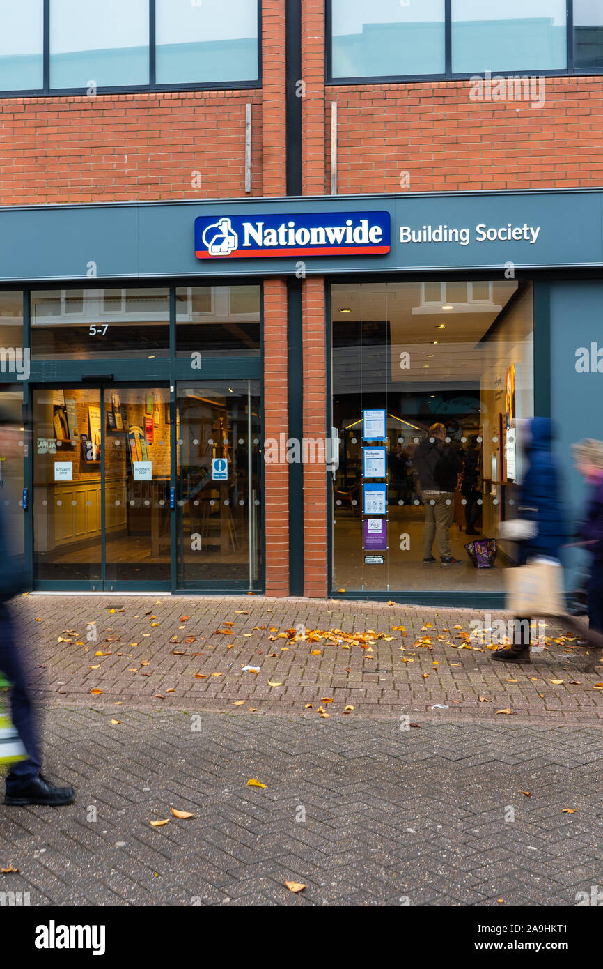 Les gens, les consommateurs passent devant la Nationwide building society et la banque sur la rue principale et du centre-ville, Hanley, Stoke on Trent, Staffordshire Banque D'Images
