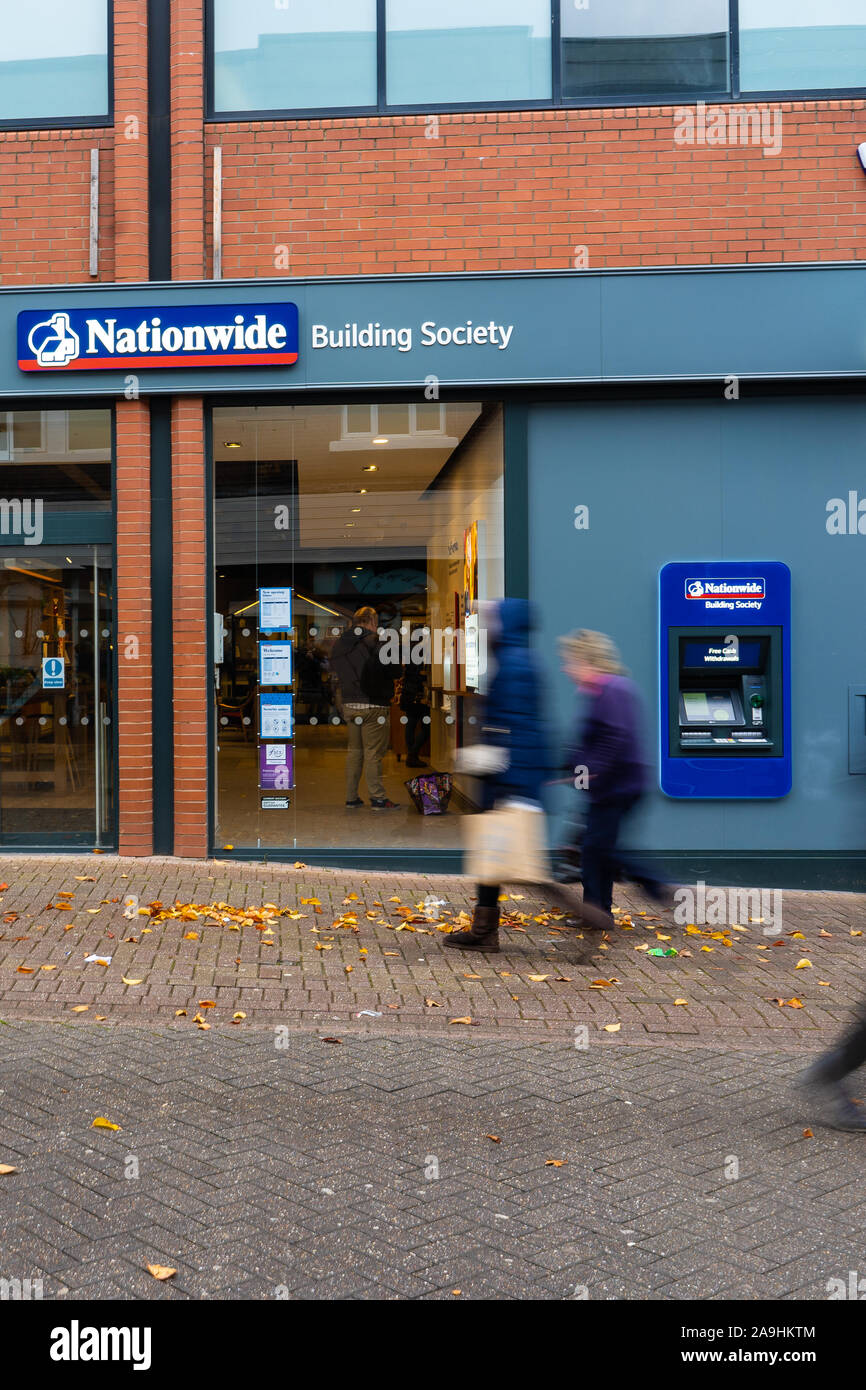 Les gens, les consommateurs passent devant la Nationwide building society et la banque sur la rue principale et du centre-ville, Hanley, Stoke on Trent, Staffordshire Banque D'Images