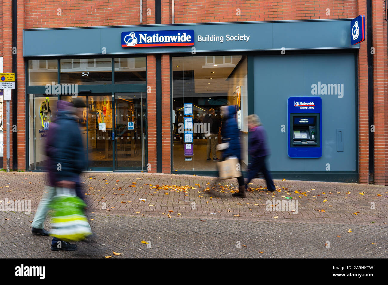 Les gens, les consommateurs passent devant la Nationwide building society et la banque sur la rue principale et du centre-ville, Hanley, Stoke on Trent, Staffordshire Banque D'Images