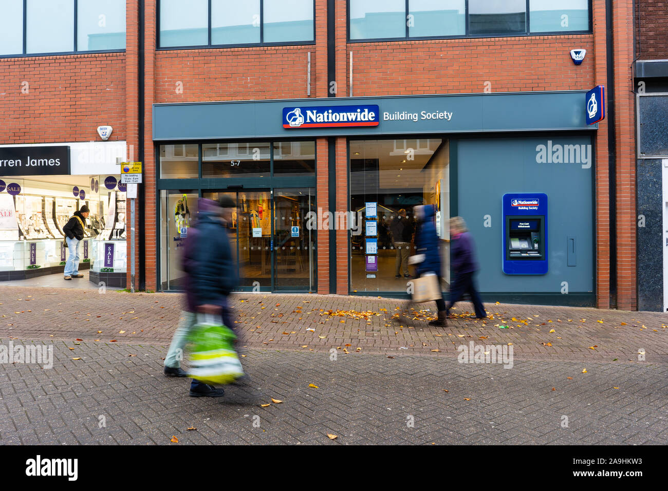 Les gens, les consommateurs passent devant la Nationwide building society et la banque sur la rue principale et du centre-ville, Hanley, Stoke on Trent, Staffordshire Banque D'Images