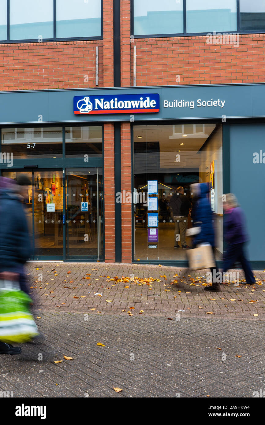Les gens, les consommateurs passent devant la Nationwide building society et la banque sur la rue principale et du centre-ville, Hanley, Stoke on Trent, Staffordshire Banque D'Images