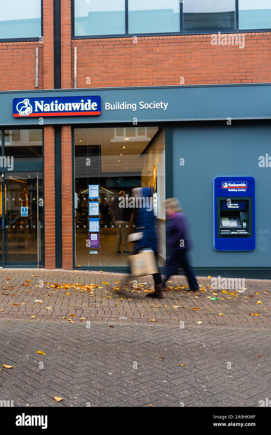 Les gens, les consommateurs passent devant la Nationwide building society et la banque sur la rue principale et du centre-ville, Hanley, Stoke on Trent, Staffordshire Banque D'Images