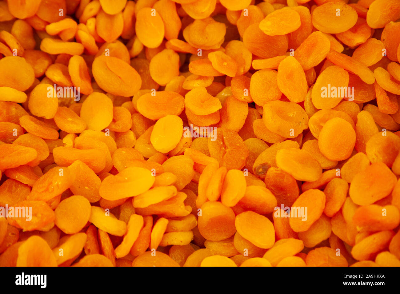 Peu de morceaux secs orange ronde fruits abricot dans un bac Banque D'Images