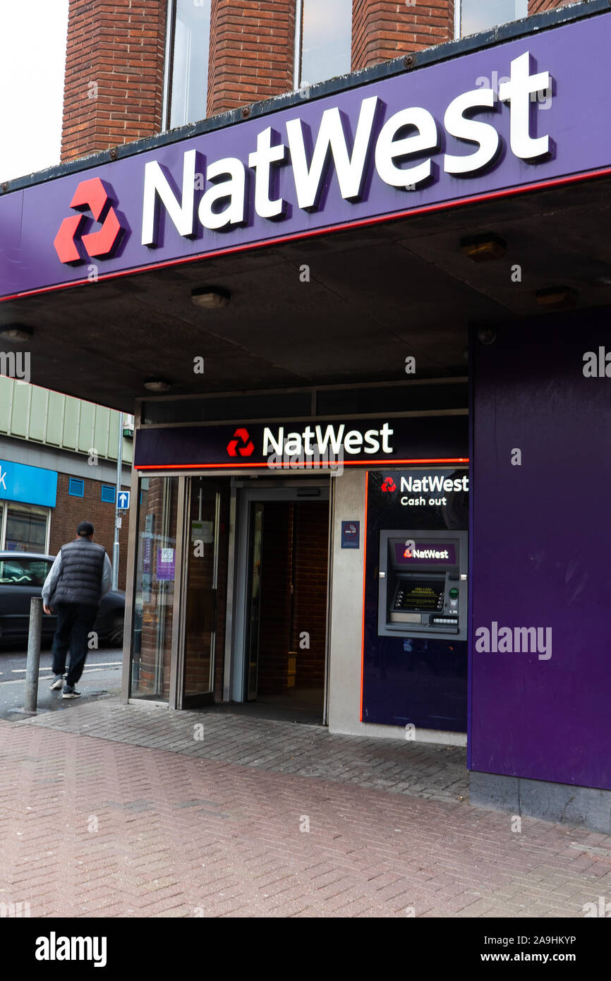 Les clients qui entrent et sortent de la Banque Natwest et en utilisant les billets sur la rue principale dans le centre-ville de Hanley, Stoke on Trent, Banque D'Images