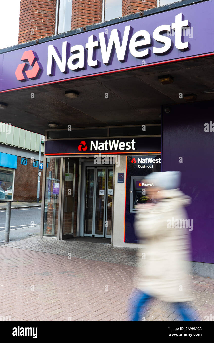 Les clients qui entrent et sortent de la Banque Natwest et en utilisant les billets sur la rue principale dans le centre-ville de Hanley, Stoke on Trent, Banque D'Images