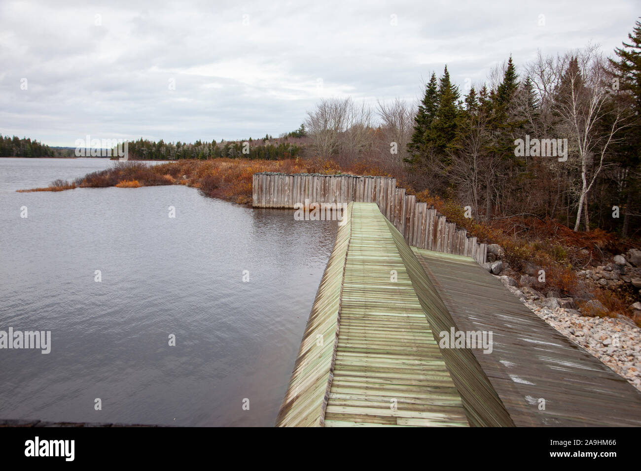 Barrage en bois sur un lac de la Nouvelle-Écosse à l'automne Banque D'Images