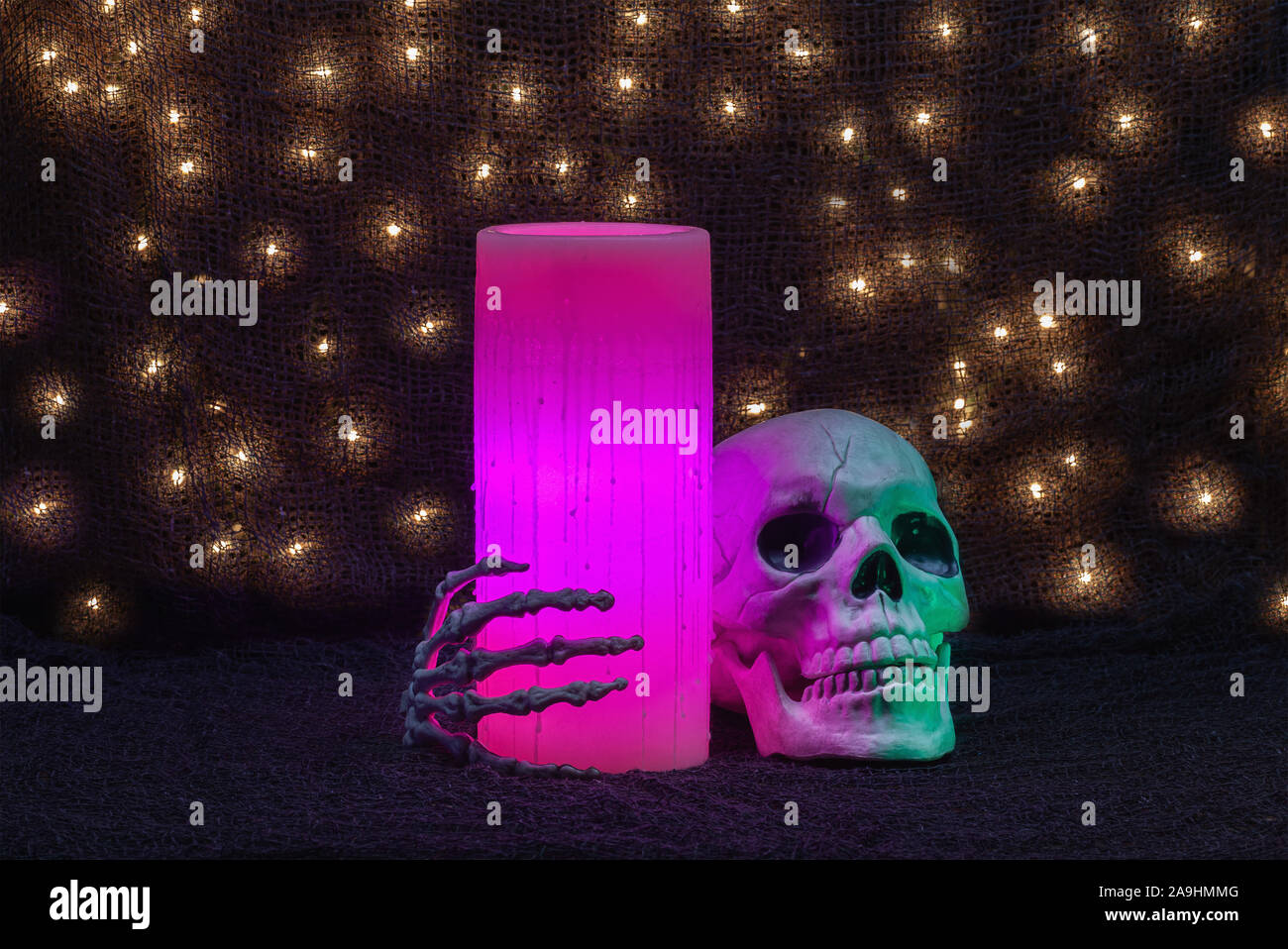 Encore Halloween de vie d'une bougie de cire électrique rose et un squelette de crâne et la main Banque D'Images