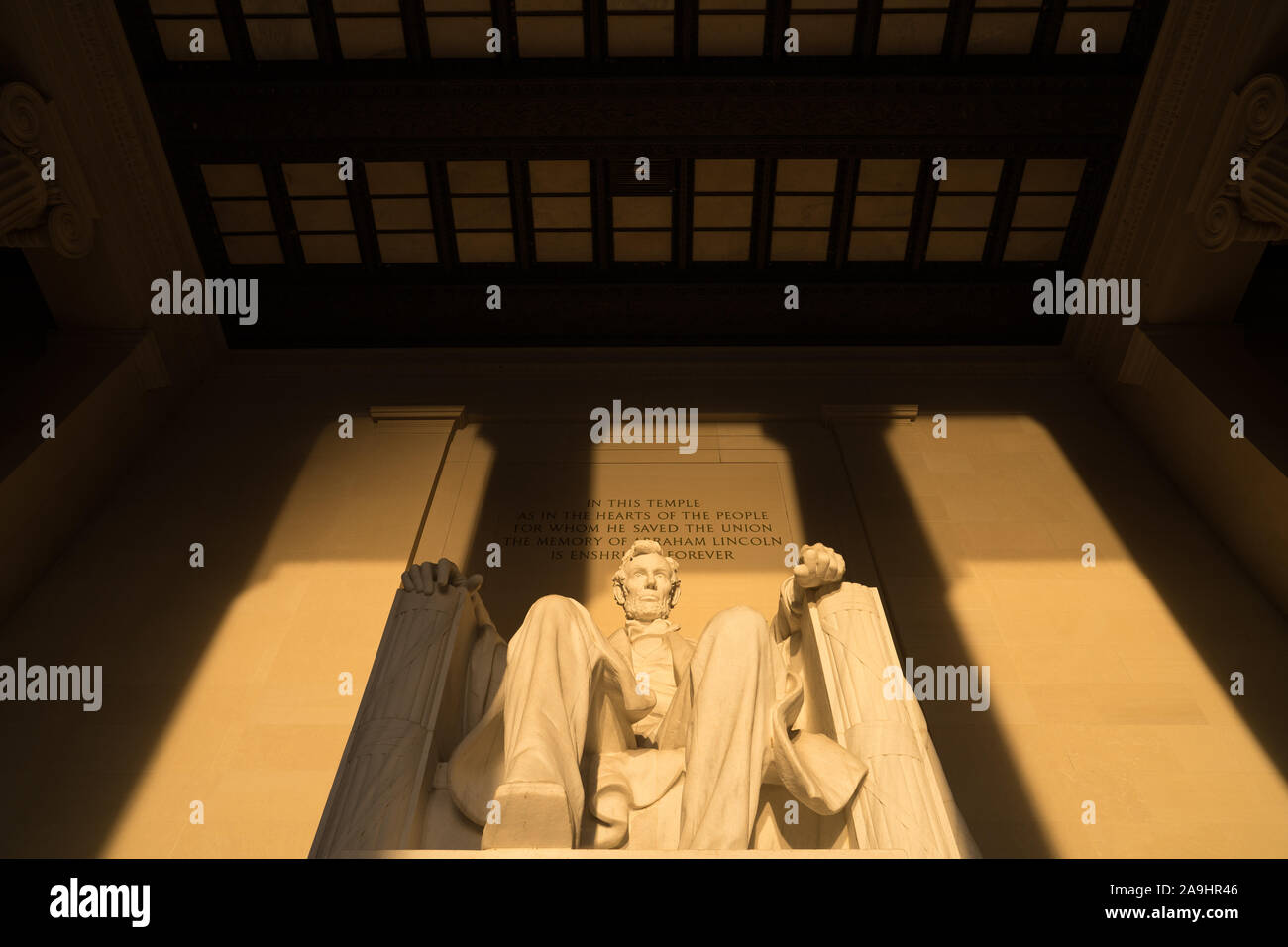 WASHINGTON DC, USA - La grande statue à l'intérieur de la chambre principale du mémorial Lincoln attraper tôt le matin au lever du soleil d'or au cours de l'automne (automne) equinox. Le Lincoln Memorial est situé sur l'extrémité ouest de la Reflecting Pool et fait face directement à l'Est. La statue est profond au sein de la chambre et est normalement bien hors de portée de la lumière du soleil directement. Banque D'Images