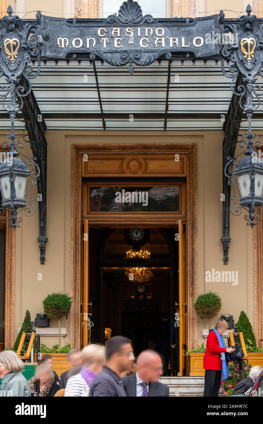 Les gens de quitter le Casino Monte - Carlo, Monaco, l'UNION EUROPÉENNE Banque D'Images