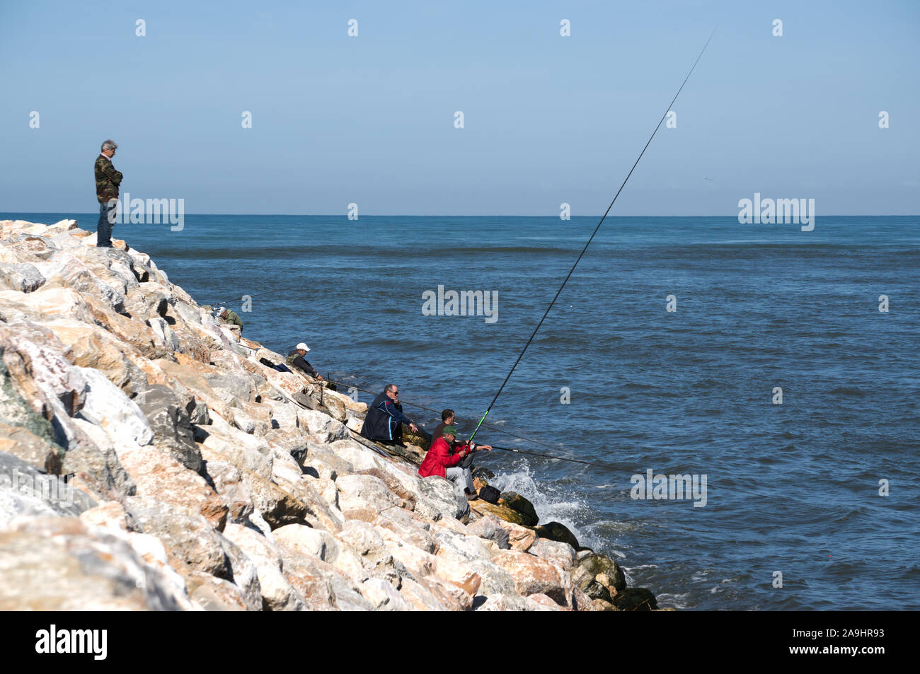 Nuovo Porto Marina di Pisa, Italie, pêcheurs à l'embouchure de la rivière Arno, à l'entrée de la mer Ligure, l'UE Banque D'Images