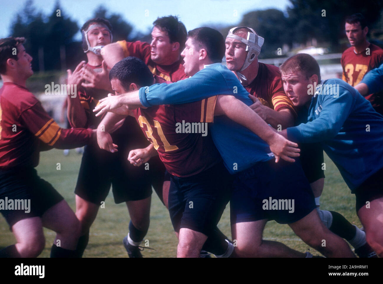 CARMEL, CALIFORNIE - Mars, 1961 : les joueurs font le Rugby non identifiés s'attaquer lors d'un tournoi de Rugby match vers Mars 1961 à Carmel, Californie. (Photo de Hy Peskin) (Définition du nombre : X7428) Banque D'Images