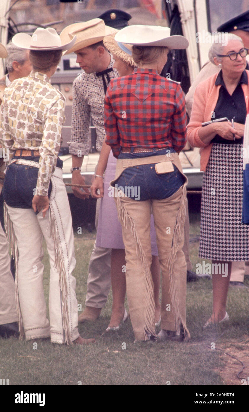 SALINAS, CA - 20 juillet : Un homme non identifié parle avec un couple de cowgirls pendant le California Rodeo le 20 juillet 1961 à Salinas, en Californie. (Photo de Hy Peskin) (Définition du nombre : X7726) Banque D'Images