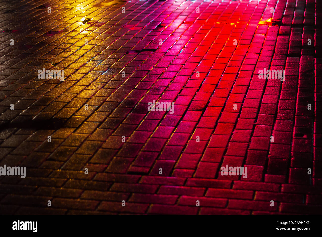 La réflexion de lumières colorées sur la chaussée de nuit. shine néon pavées Banque D'Images