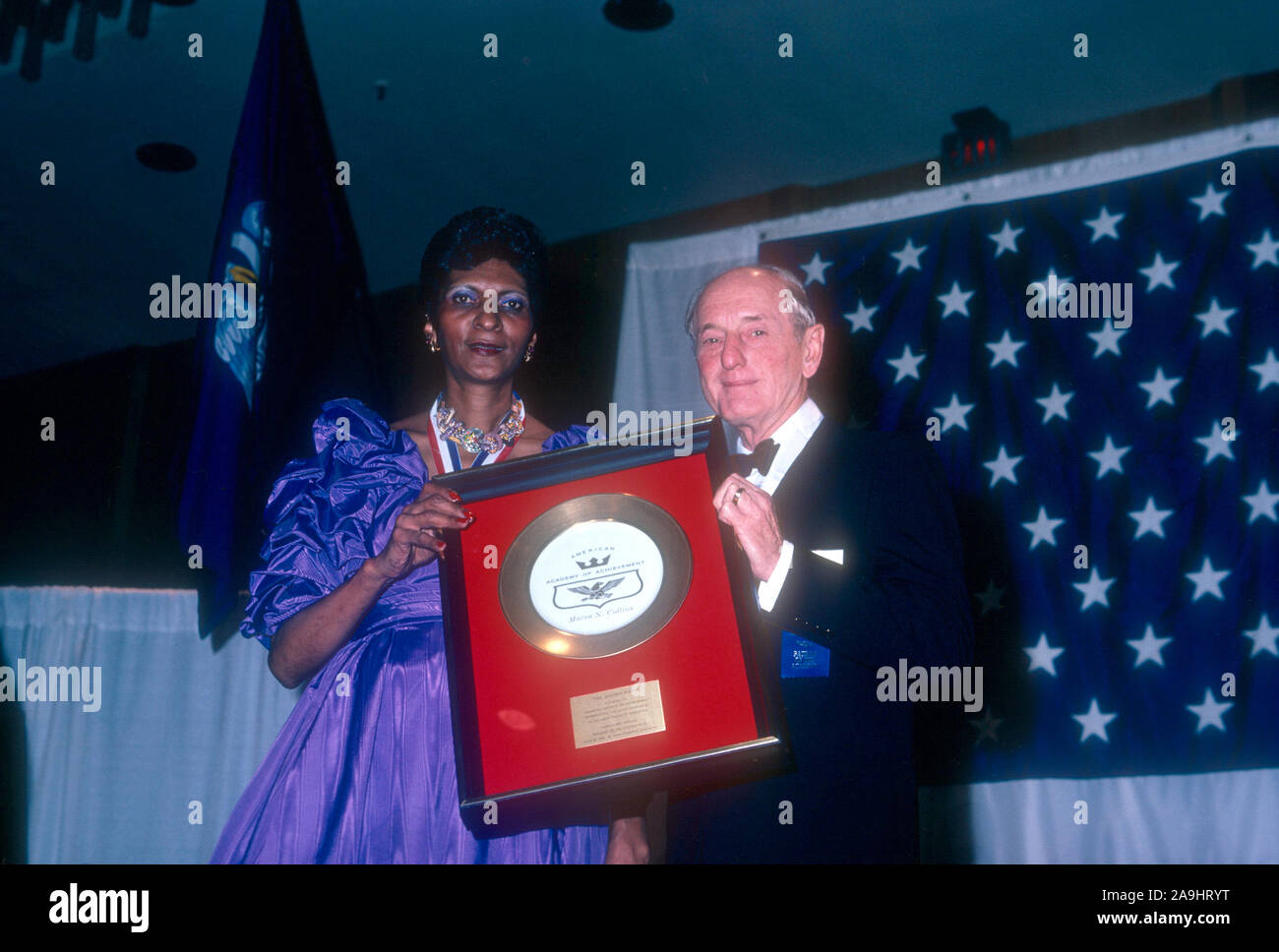 NEW ORLEANS, LA - 24 juin : Marva N. Collins reçoit une plaque d'or de Ernest W. Hahn pour "enseignant extraordinaire' pendant la réalisation de l'Académie 1982 Plaque Or Awards le 24 juin 1982 à la Nouvelle Orléans, Louisiane. (Photo de Hy Peskin) *** légende locale *** Marva N. Collins;Ernest W. Hahn Banque D'Images