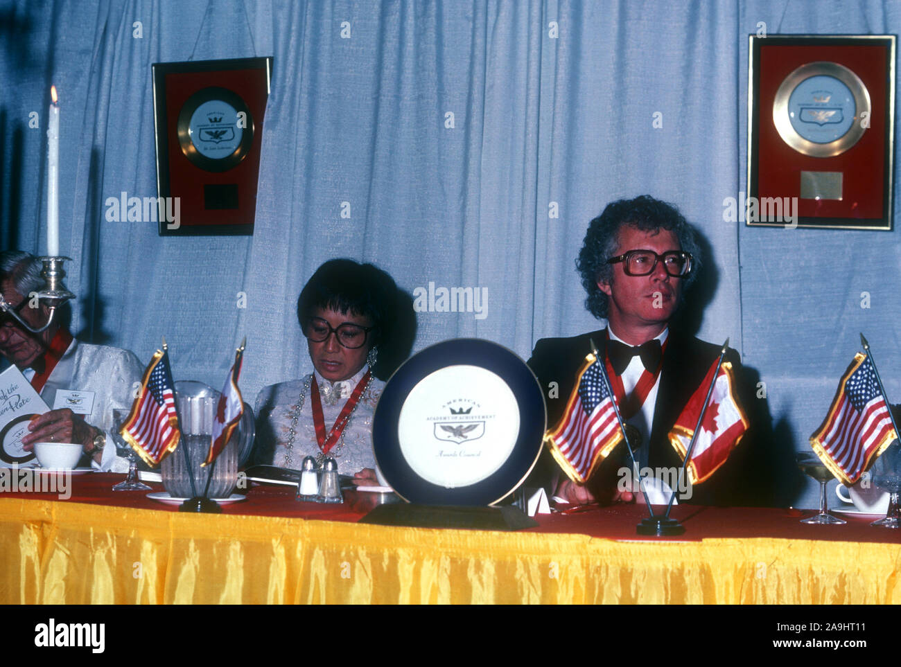 NEW ORLEANS, LA - 24 juin : M. et Mme Ken Taylor s'asseoir à une table pendant la réalisation de l'Académie 1982 Plaque Or Awards le 24 juin 1982 à la Nouvelle Orléans, Louisiane. (Photo de Hy Peskin) *** légende locale *** Ken Taylor Banque D'Images