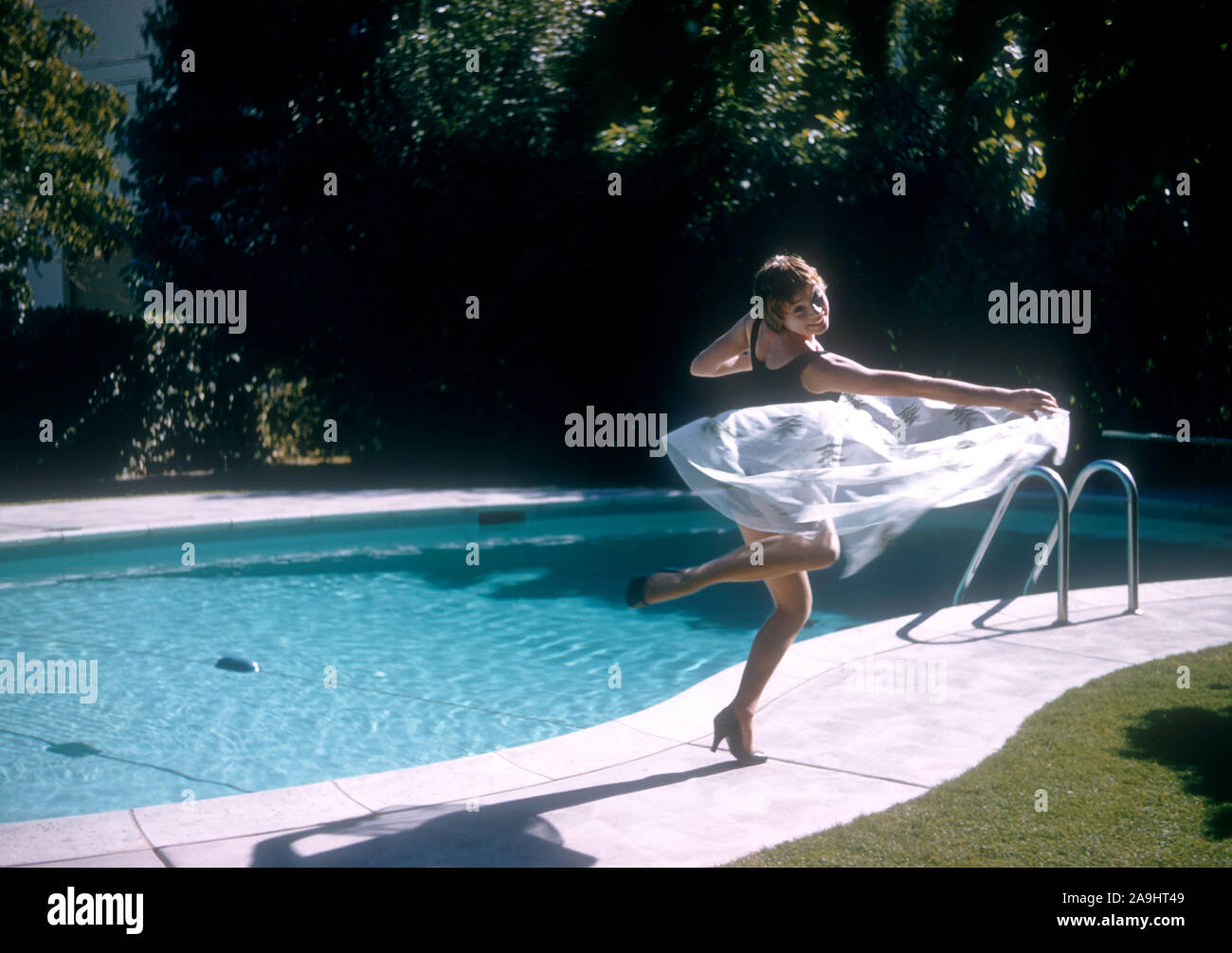 1958 : film américain de télévision et actrice Shirley MacLaine pose pour un portrait au cours d'une session de portrait à côté d'une piscine vers 1958. (Photo de Hy Peskin) Banque D'Images