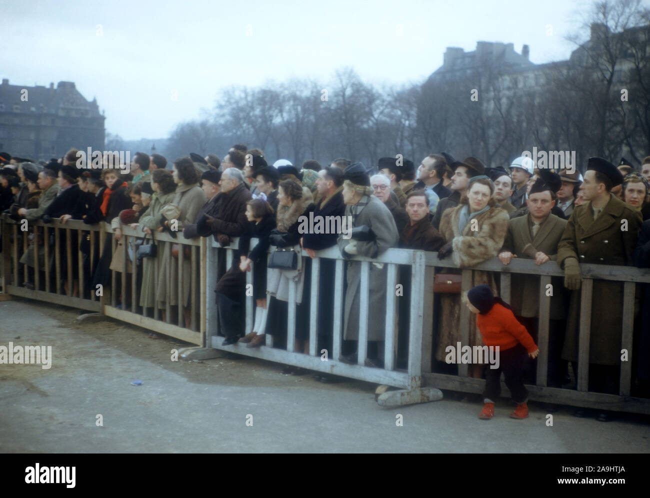 PARIS, FRANCE - 7 février : Personnes bordent les rues comme l'armée française sur l'marche vers l'Avenue des Champs-Elysées, le 7 février 1952 à Paris, France. (Photo de Hy Peskin) Banque D'Images