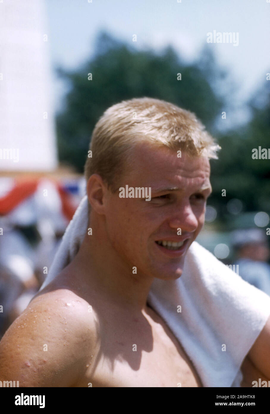DETROIT, MI - 10 août : Le nageur américain George Breen utilise une serviette pour sécher après un événement le 10 août 1956 à la piscines Brennan à Detroit, Michigan. (Photo de Hy Peskin) (Définition du nombre : X3992) Banque D'Images