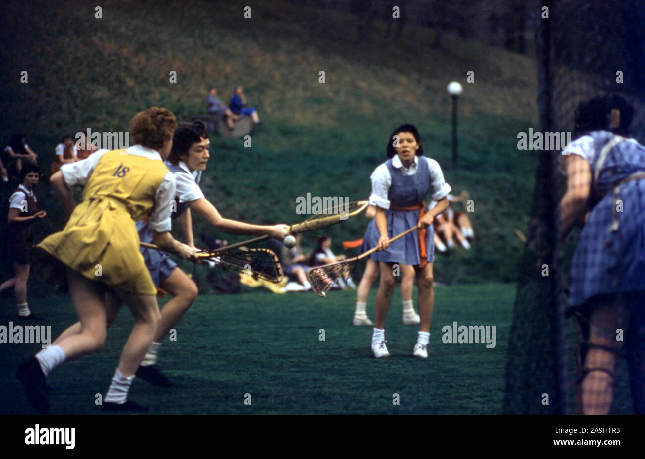 BRYN MAWR, PA - AVRIL 19 : vue générale des filles Collegiate Hockey sur gazon match entre l'Institut de technologie de Drexel et Bryn Mawr le 19 avril 1955 à Bryn Mawr, Pennsylvanie. (Photo de Hy Peskin) (Définition du nombre : X2574) Banque D'Images