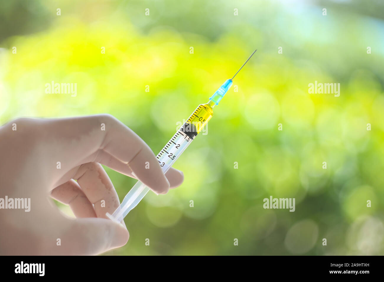 Gants main médicale vaccin flacon de moulage par injection seringue aiguille hypodermique.Lab test traitement depuis la vaccination et vaccination concept Banque D'Images