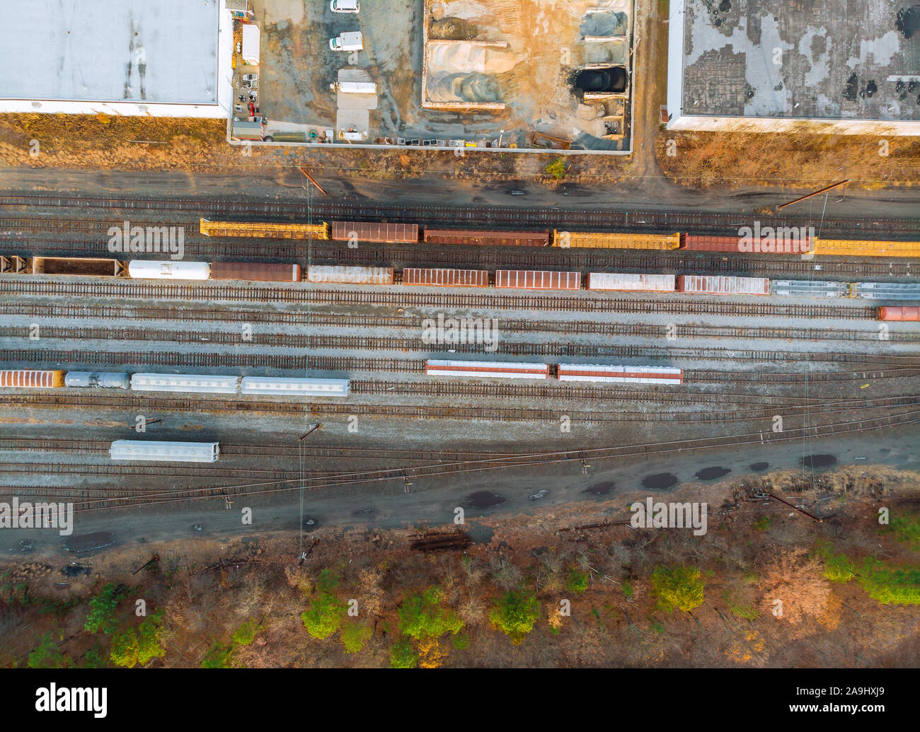 De nombreux trains de wagons et conteneurs en vue aérienne gare dans un puisard Banque D'Images