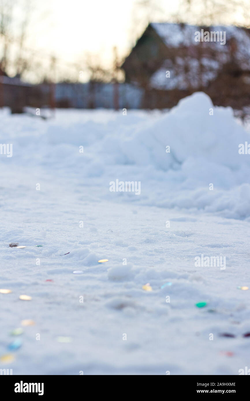Brille sur la neige close-up dans un village en hiver Banque D'Images