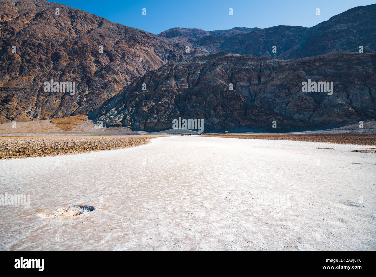 Appartements Badwater et Montagne Noire dans Death Valley National Park, Californie Banque D'Images