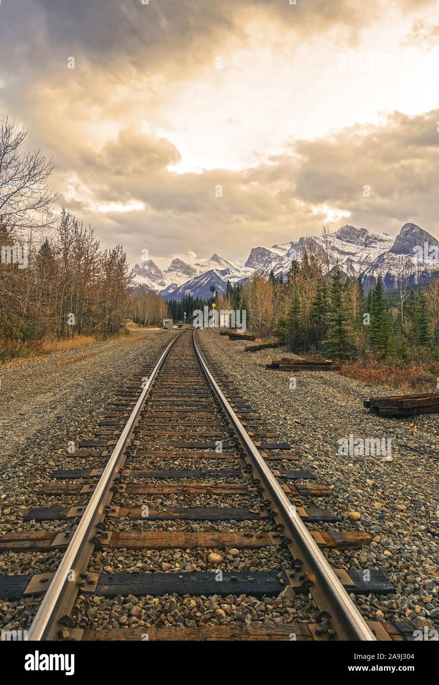 Ligne de chemin de fer et des pics de montagne spectaculaire paysage ciel nuages orageux contre près de Canmore, Alberta contreforts des Rocheuses canadiennes Banque D'Images