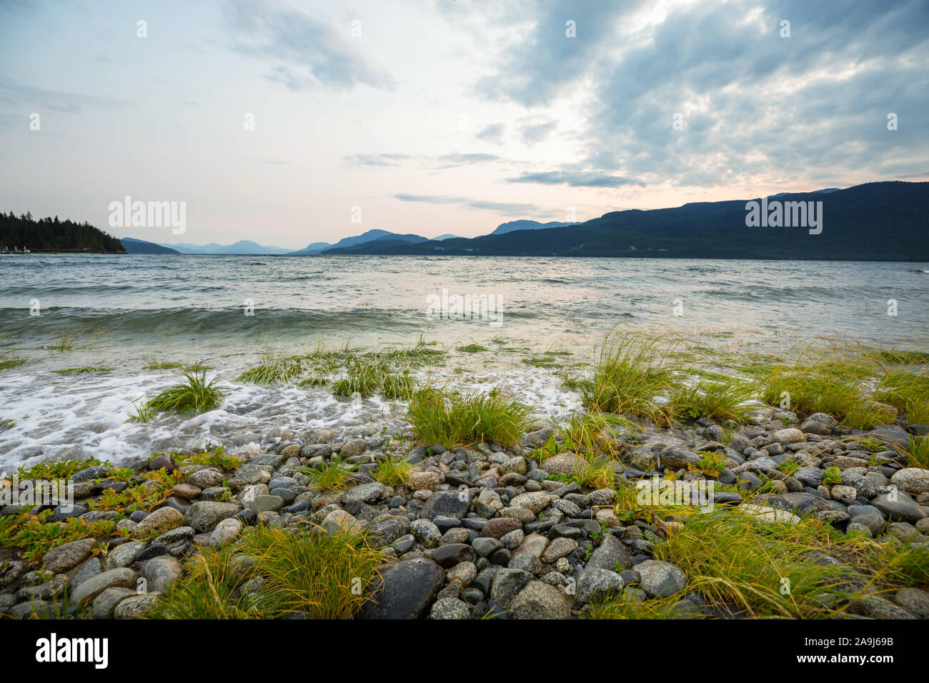 Beau Rivage au coucher du soleil à Bella Coola, Canada Banque D'Images