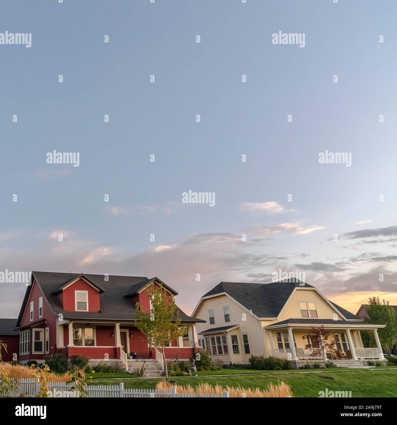 Trois maisons carrés sur un lotissement moderne Banque D'Images