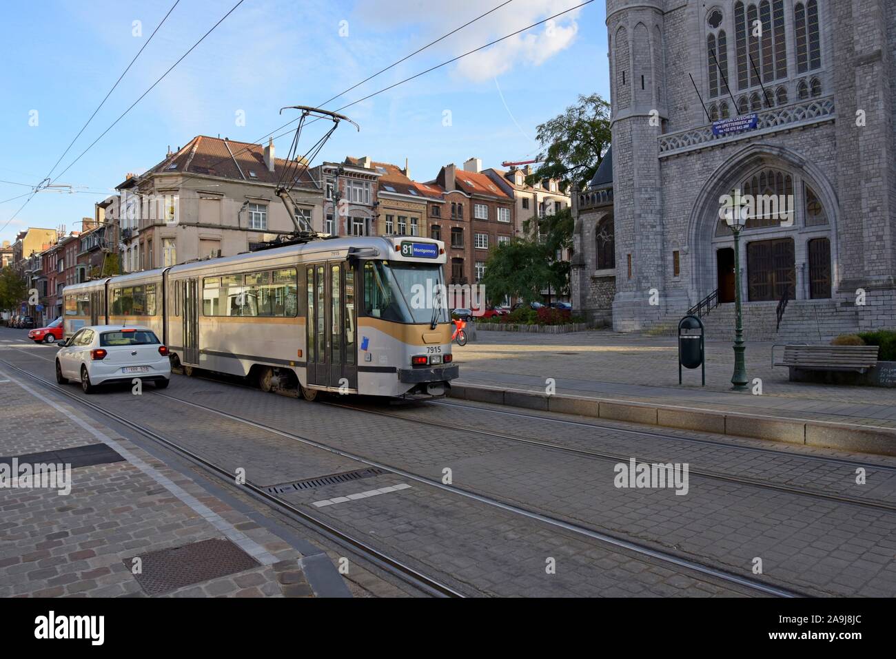 Un itinéraire 81 tram passe l'église Saint Antoine de Padoue dans la Place Saint Antoine, Bruxelles, Belgique Banque D'Images