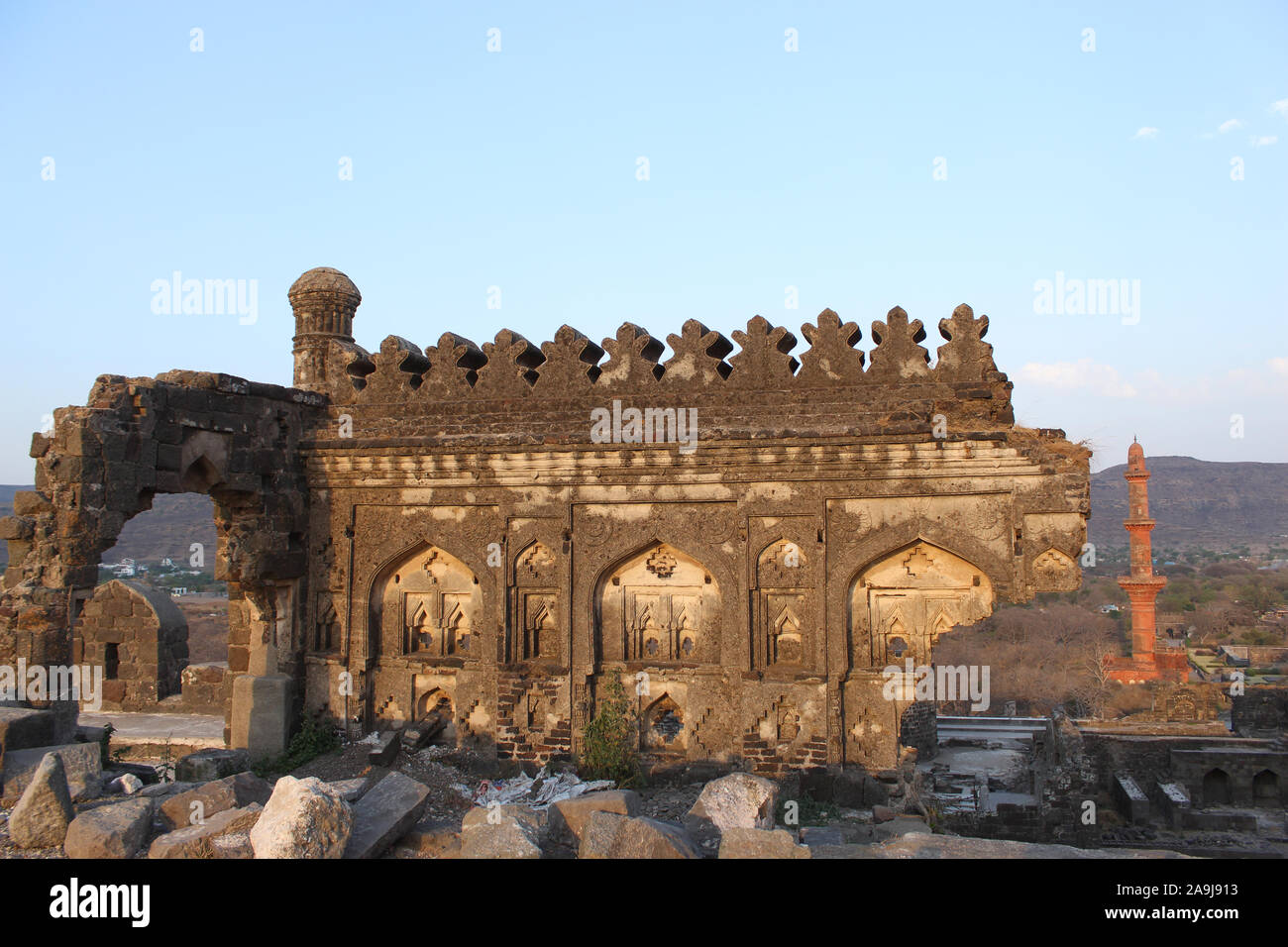 Fort Deogiri vieux mur avec Chand Minar en arrière-plan, Aurangabad, Maharashtra Banque D'Images