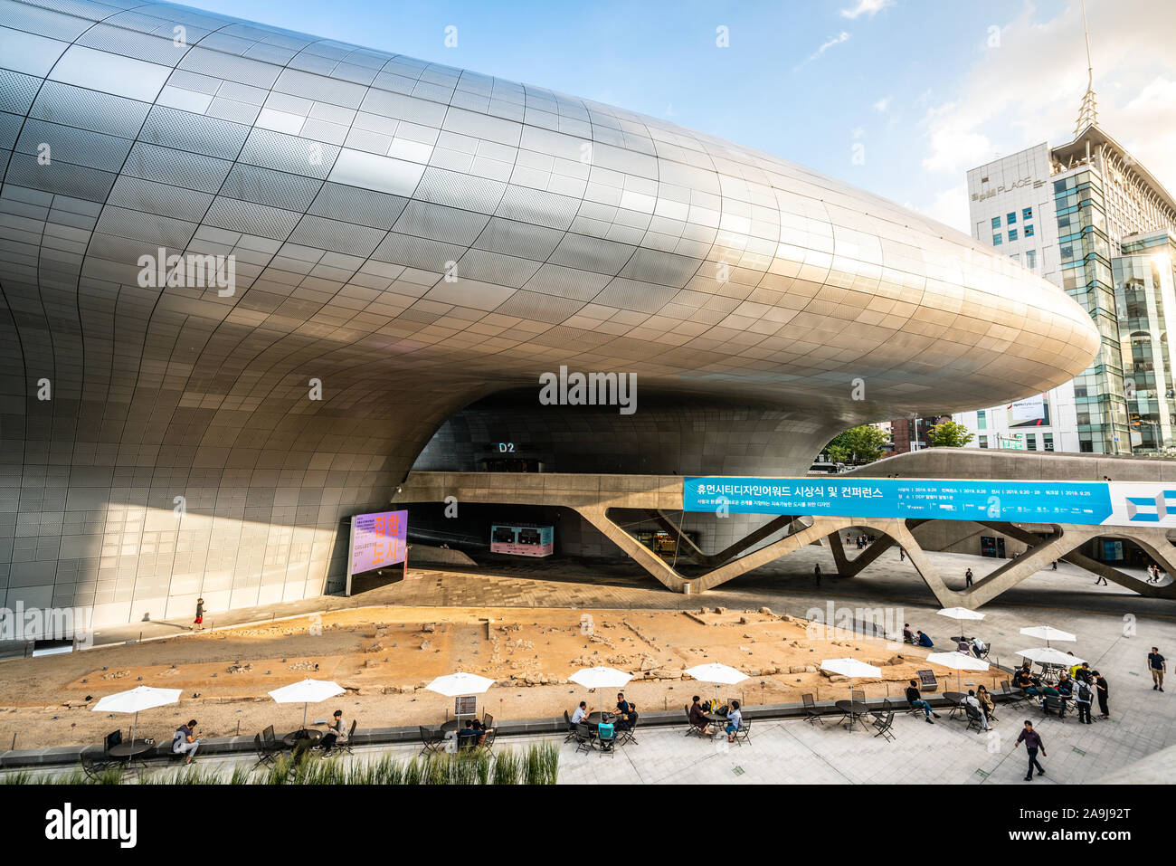 Séoul Corée , 23 septembre 2019 : Conception de Dongdaemun Plaza ou DDP building view avec restes d'forttress ville et des gens assis dans un café à Séoul afin Banque D'Images