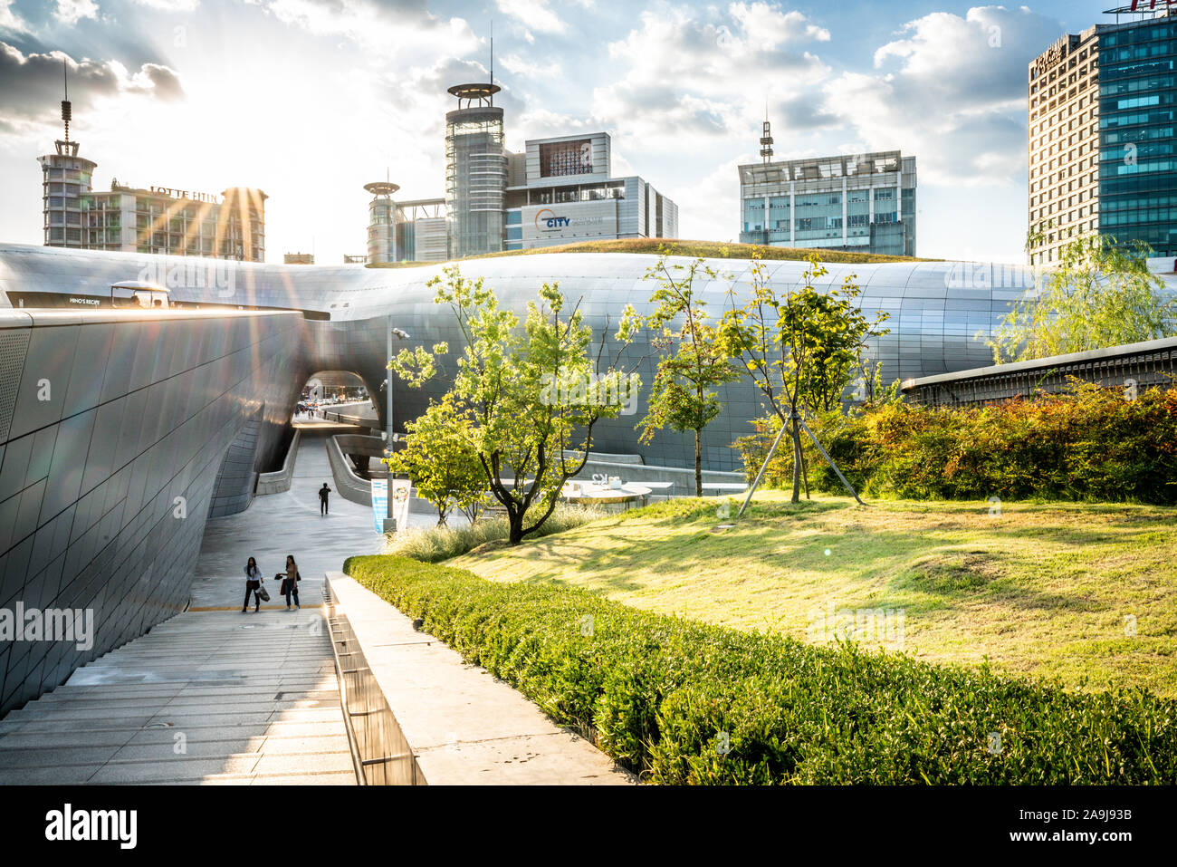 Séoul Corée , 23 septembre 2019 : Conception de Dongdaemun Plaza ou DDP building view au coucher du soleil avec green park à Séoul en Corée du Sud Banque D'Images