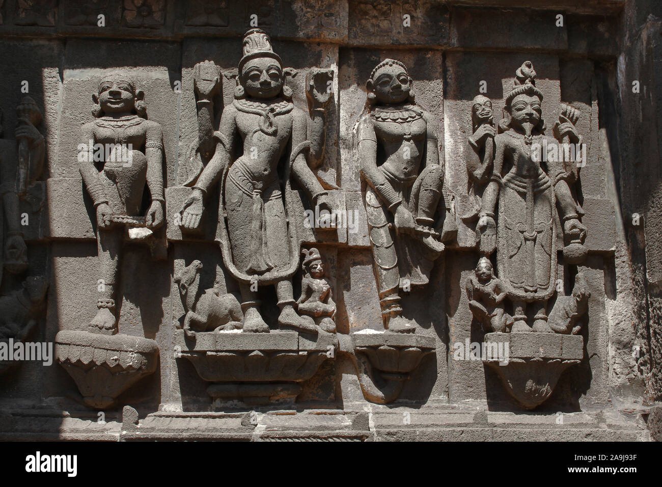 Brahma, Vishnu et les femmes sur les serveurs de la sculpture sur pierre Shree Ganga temple Godavari, Nashik, Maharashtra, Inde Banque D'Images
