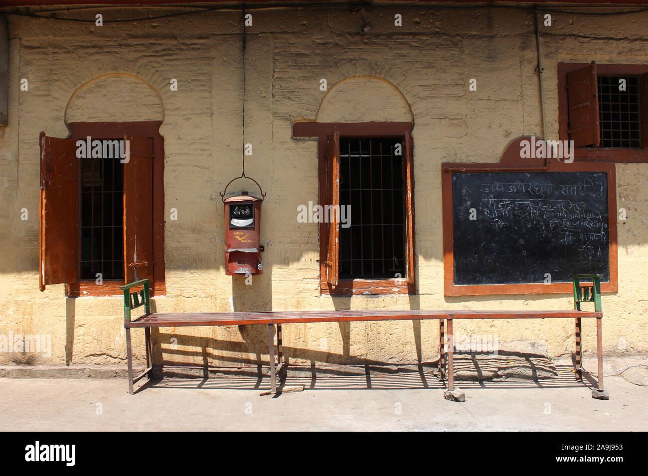 Ancien gouvernement office windows et lettre fort, Shree Ganga temple Godavari, Nashik, Maharashtra, Inde Banque D'Images
