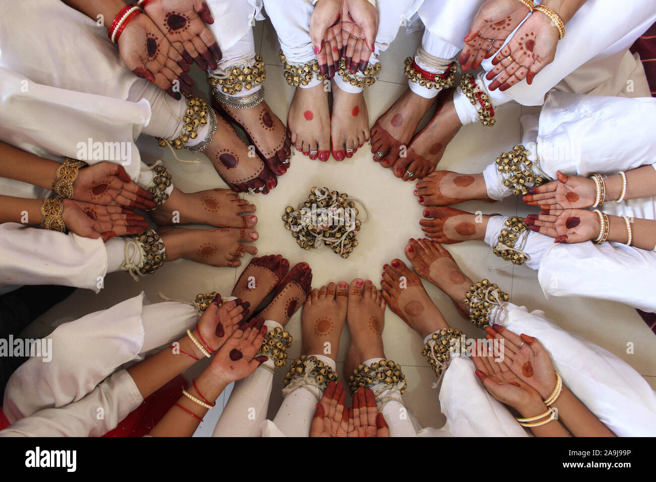 Costumes de Kathak de couleur avec les mains, les jambes et les cloches Banque D'Images