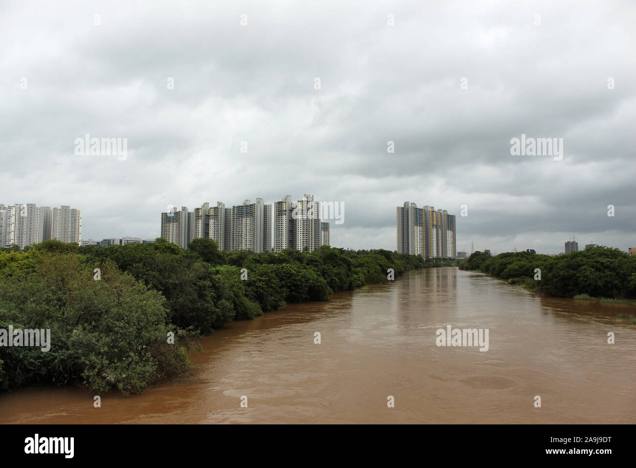Vue de la rivière Mutha et zone Hinjewadi, Hinjewadi, Pune, Maharashtra, Inde. Banque D'Images