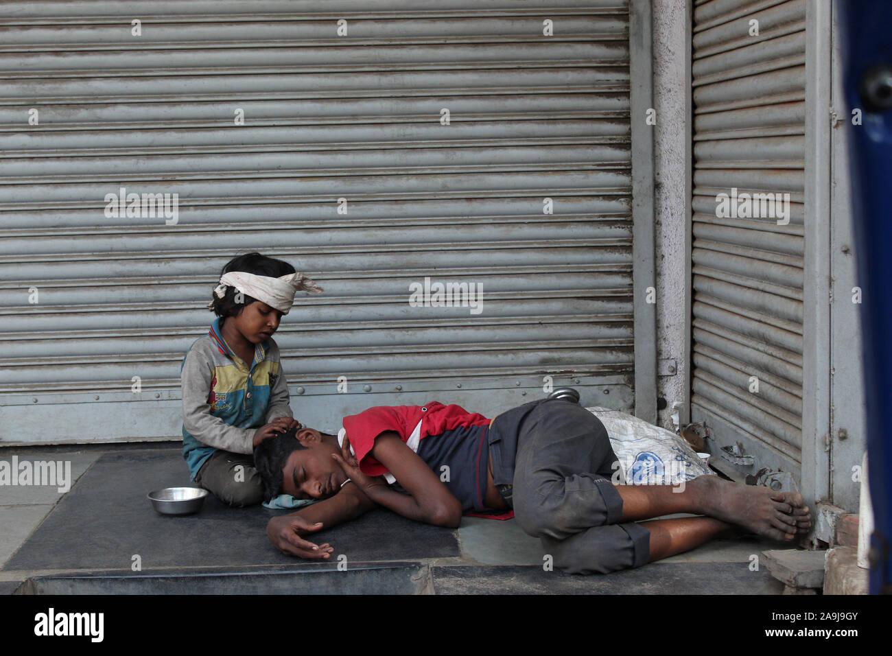 PUNE, Maharashtra, mars 2019, les enfants de la rue se reposer, Pune, Maharashtra Banque D'Images