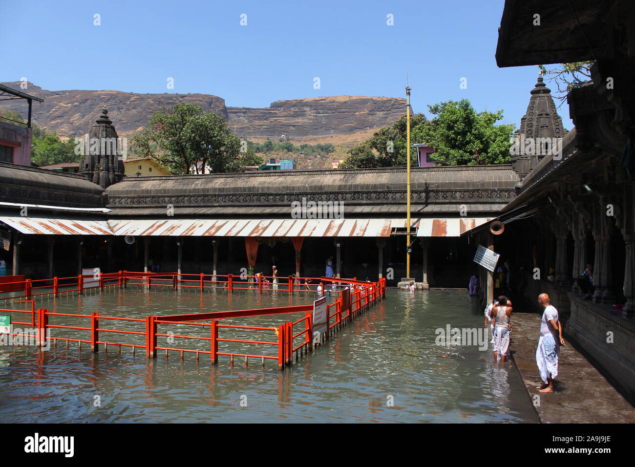 NASHIK, Maharashtra, Inde, avril 2019, les personnes à Kushavarta Kund un lieu de baignade sacrée, Shree Ganga temple Godavari Banque D'Images