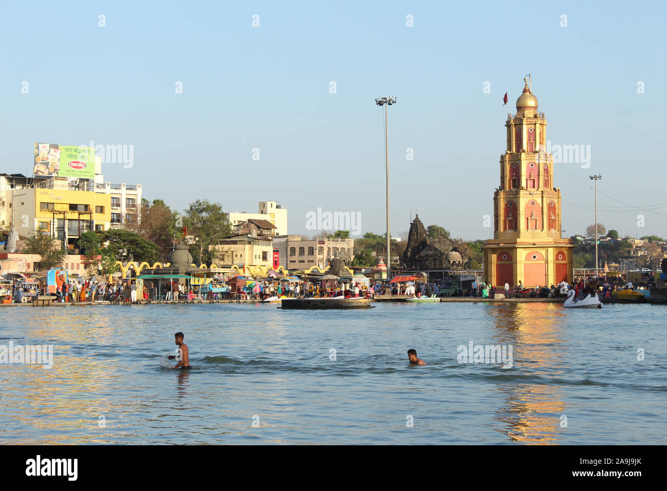 NASHIK, Maharashtra, Inde, avril 2019, fervent de prendre le bain à Ramkund près de Shree Yashwantrao Sadhu Dev Maharaj temple Mamledar Banque D'Images