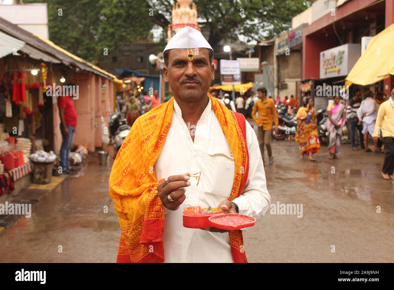 Warkari ou pèlerin dans l'homme Devachi Alandi, Pune, Maharashtra, Inde Banque D'Images