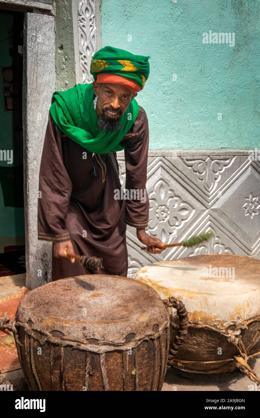 L'Éthiopie, de l'Hararghe, Harar, Harar Jugol, vieille ville fortifiée, Imam soufi de battre du tambour de la peau des animaux Banque D'Images