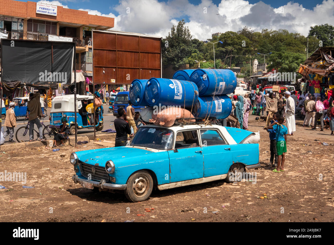 L'Éthiopie, de l'Hararghe, Harar, Harar Jugol, Porte de Shewa, vieux taxi Peugeot avec charge sur le toit Banque D'Images