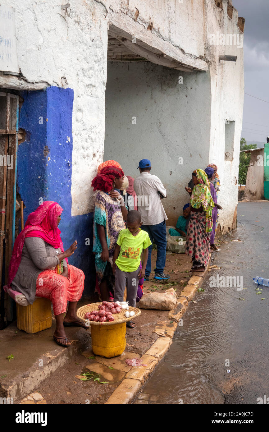 Eth070 l'Éthiopie, de l'Hararghe, Harar, Harar Jugol, vieille ville fortifiée, Erer (est) porte, femme vendant des arachides et du sucre pour faciliter la mastication du khat Banque D'Images