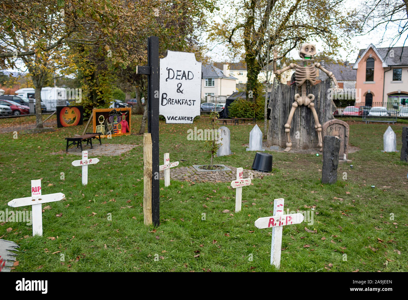 Scary Halloween chiffres et décorations dans un petit parc public à Kenmare, Irlande Banque D'Images