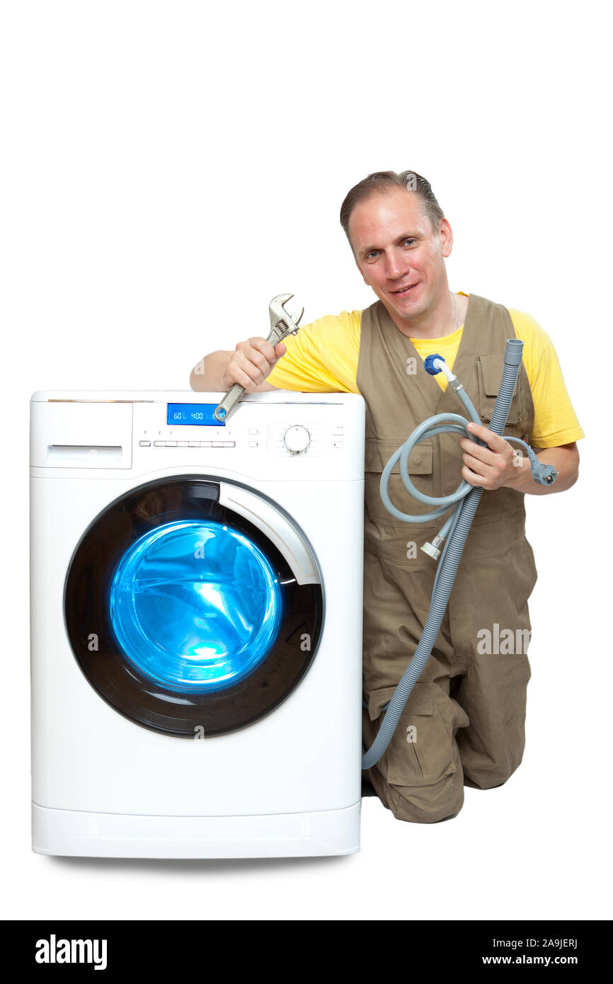L'homme qui a pensé à réparer ou le branchement du lave-linge à proximité  de la nouvelle machine à laver Photo Stock - Alamy