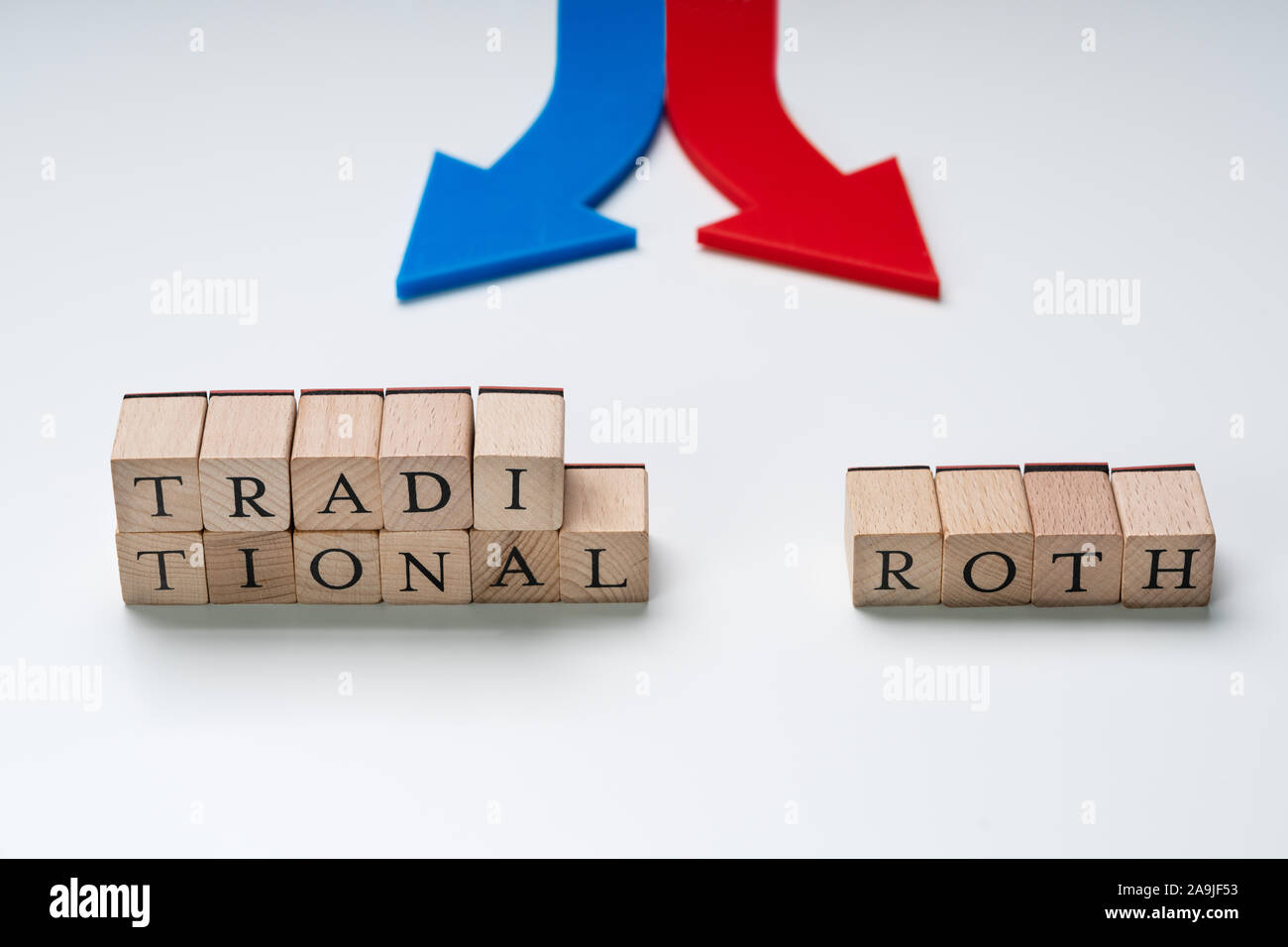 Les flèches rouges et bleus traditionnels et Roth IRA montrant les options sur des blocs en bois Banque D'Images